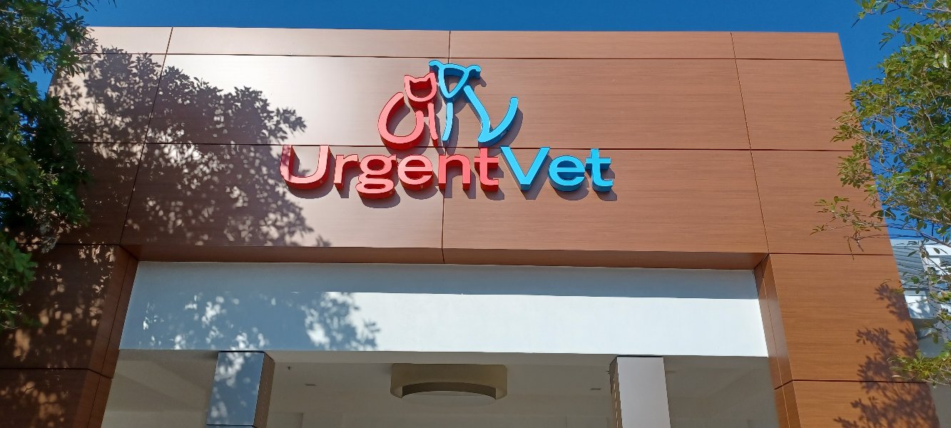 urgentvet naples fl emergency vet clinic Exterior Signage 12.13.22 2